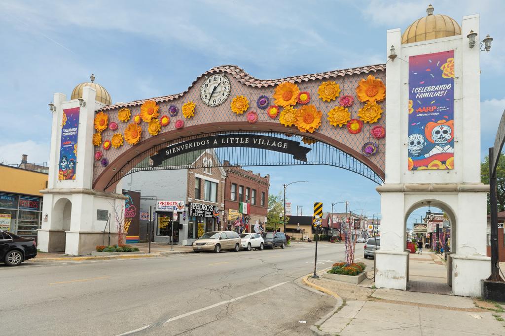An archway to the Little Village neighborhood of Chicago